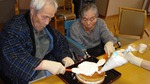 2月お誕生会　手作りケーキ作成中